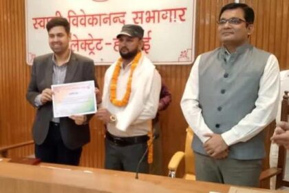 SIR सभी मतदाताओं के गणना प्रपत्र शत प्रतिशत वितरित, एकत्रित करने वाले इफरान अली को जिला निर्वाचन अधिकारी ने किया सम्मानित