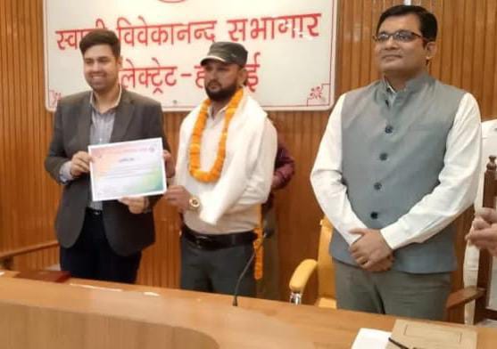 SIR सभी मतदाताओं के गणना प्रपत्र शत प्रतिशत वितरित, एकत्रित करने वाले इफरान अली को जिला निर्वाचन अधिकारी ने किया सम्मानित 1 SIR सभी मतदाताओं के गणना प्रपत्र शत प्रतिशत वितरित, एकत्रित करने वाले इफरान अली को जिला निर्वाचन अधिकारी ने किया सम्मानित