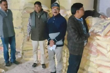गेहूं का घटिया आटा सफेद पाउडर मिलाकर बन रहा था, 20 लाख का माल जब्त; फैक्ट्री सील और मालिक भागा…