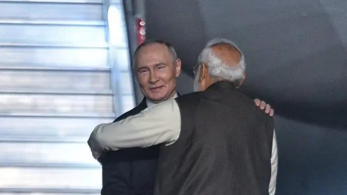 दिल्ली के पालम एयरपोर्ट पर राष्ट्रपति पुतिन का स्वागत करते हुए पीएम मोदी !