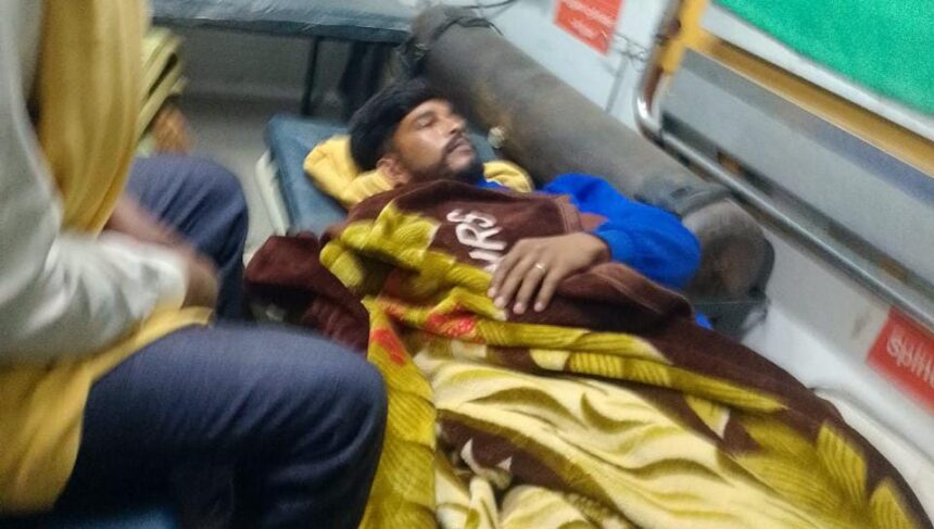 Hardoi News: दिल्ली पुलिस की तैयारी मे दौड़ कर रहे युवक को पिकअप ने मारी टक्कर, घायल युवक भर्ती