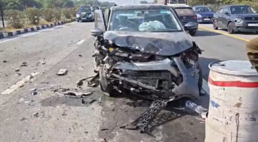 एक के बाद एक आपस में टकरा गईं तीन कारें; लखनऊ एक्सप्रेस-वे पर भीषण सड़क हादसा, चार घायल...