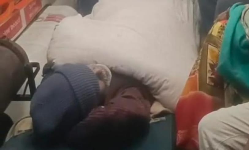 Hardoi News: सड़क किनारे पैदल दवा लेने जा रहे युवक को बाईक ने मारी टक्कर, जिला अस्पताल रेफर