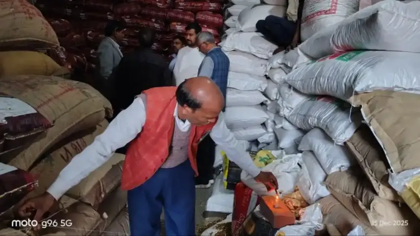 खाद्य विभाग की टीम ने बरामद किया 30 टन चना… कपड़ा पीला करने वाले रंग से रंगा जा रहा था भुना चना